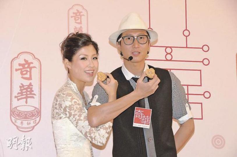 洪天明與準老婆周家蔚合巹交「餅」，恩愛得羨煞旁人。（攝影/記者﹕劉一立） 洪天明先單膝跪地向周家蔚獻餅，莫非重演求婚一幕。（攝影/記者﹕劉一立）