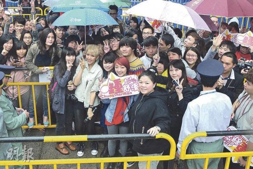 鍾舒漫不介意與粉絲雨中合照。（攝影：娛樂組）