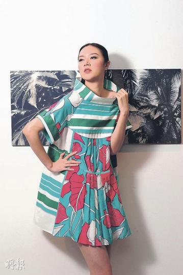 花花圓領連身裙$6,995（攝影﹕黃梓烜） 花花連身裙$6,795（攝影﹕黃梓烜） 拼彩色連身裙$9,495（攝影﹕黃梓烜） 紅色條子圖案連身裙$7,995（攝影﹕黃梓烜） 條子長外套$15,795（攝影﹕黃梓烜） 米色上衣$1,1995，米色短褲$2,795（攝影﹕黃梓烜） 黑色牛皮綴花手袋$5,795，紅色牛皮綴花銀包$1,995，紅包牛皮手袋（未定價）（攝影﹕黃梓烜）