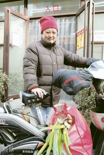 北京民眾心聲﹕北京市民李太太剛花了11元買5棵葱,直言價錢很貴,一點不覺得物價有下降。(陳子凌攝) 北京民眾心聲﹕徐太太認為,菜價沒有便宜,與物流成本高有一定關係。(陳子凌攝) 北京民眾心聲﹕北京市民李太太剛花了11元買5棵葱,直言價錢很貴,一點不覺得物價有下降。(陳子凌攝) 北京民眾心聲﹕徐太太認為,菜價沒有便宜,與物流成本高有一定關係。(陳子凌攝)