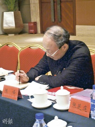 海航董事長陳峰出席政協小組會期間既用毛筆寫心得(圖),又打坐練功養精神(圖2)。(唐若韞攝) 海航董事長陳峰出席政協小組會期間既用毛筆寫心得(圖),又打坐練功養精神(圖2)。(唐若韞攝)