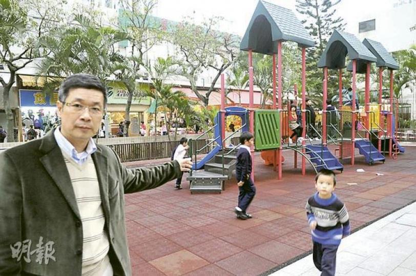 屯門區議員林頌鎧表示,關注懷疑「青山兒童遊樂場拐子事件」,因上址不時有很多小朋友在玩耍。 (衛永康攝) 屯門區議員林頌鎧表示,關注懷疑「青山兒童遊樂場拐子事件」,因上址不時有很多小朋友在玩耍。 (衛永康攝)