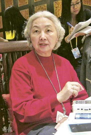 基本法委員會副主任梁愛詩認為,解決雙非問題的最適合方法,是由特首向國務院提交報告,提請人大常委釋法。(林凱旻攝) 工聯會及民建聯代表昨日趁立法會保安事務委員會就雙非嬰兒問題舉行特別會議,於場外示威,要求保安局加強執法堵截衝關的內地孕婦。(李紹昌攝) 基本法委員會副主任梁愛詩認為,解決雙非問題的最適合方法,是由特首向國務院提交報告,提請人大常委釋法。(林凱旻攝) 工聯會及民建聯代表昨日趁立法會保安事務委員會就雙非嬰兒問題舉行特別會議,於場外示威,要求保安局加強執法堵截衝關的內地孕婦。(李紹昌攝)