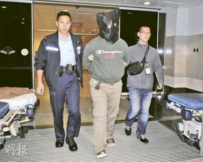 涉傷人男子,送院初步治理傷勢後,由警員黑布蒙頭帶署調查。(蔡方山攝) 警員到場調查向傷者家人錄取口供。(鍾炳然攝) 青衣長亨邨傷人案,傷者父母(黑衫褲者)在病房外等候兒子消息,憂心忡忡。(鍾炳然攝) 涉傷人男子,送院初步治理傷勢後,由警員黑布蒙頭帶署調查。(蔡方山攝) 警員到場調查向傷者家人錄取口供。(鍾炳然攝) 青衣長亨邨傷人案,傷者父母(黑衫褲者)在病房外等候兒子消息,憂心忡忡。(鍾炳然攝)