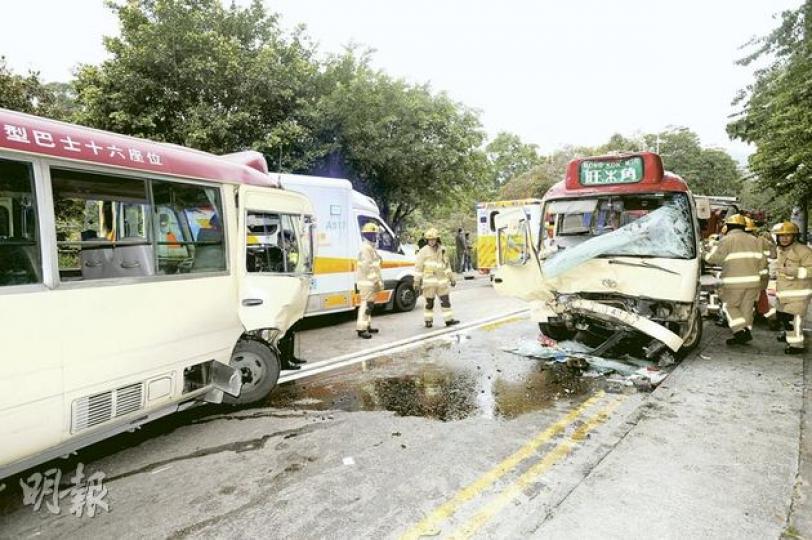 兩部紅頂小巴昨西貢公路迎頭狂撼，兩小巴均車頭嚴重損毁，共22人受傷，意外令交通嚴重擠塞。（樊銳昌攝）車禍撞擊力極大，小巴車廂內座椅幾乎「連根拔起」，東歪西倒，但幸乘客多戴了安全帶，大多乘客僅受輕傷。（樊銳昌攝）