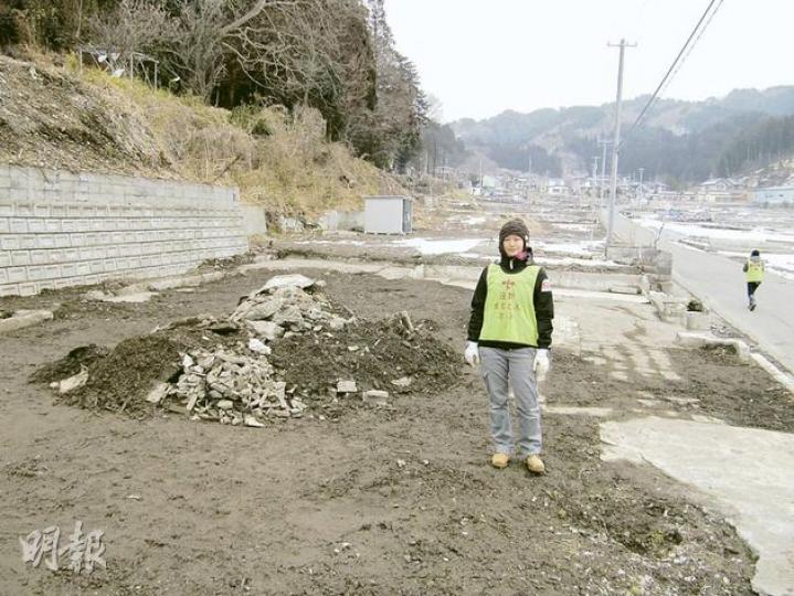 港人義工蘇曼音站在岩手縣大槌町被海嘯夷為平地的地基旁合照。她說把地基清理乾淨，是要維護災民的尊嚴。（吳克穎攝）蘇曼音以槌子清理大槌町民居的破玻璃窗。（吳克穎攝）釜石市地方政府為災民義務提供心理輔導服務。（吳克穎攝）岩手縣大槌町災後一年仍是一片廢墟，重建遙遙無期。（吳克穎攝）來自各地的義工上周在大槌町剷走積雪，方便災民出入。（吳克穎攝）