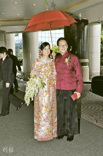 「富三代」鄭志雯與龐建貽有情人終成眷屬，昨日舉行溫馨豪門婚禮。（攝影：鍾偉茵） 鄭裕彤希望孫女婚後生多幾個曾孫給他湊。（攝影：鍾偉茵） 鄭家純嫁女心情患得患失，他給女婿95分。（攝影：鍾偉茵） 鄭家純太太葉美卿一身粉紅衣充滿喜慶感覺。（攝影：鍾偉茵） 新人安排龍蝦、鮑魚撻飯盒給採訪傳媒。（攝影：鍾偉茵） 出席註冊儀式的賓客獲贈小盆裁裝飾。（攝影：鍾偉茵） 新娘3隻愛犬伴隨出嫁。（攝影：鍾偉茵） 一對新人乘坐PP99車牌的花車，寓意長長久久。（攝影：鍾偉茵） 徐子淇露纖腰展現好身材，她與老公李家誠