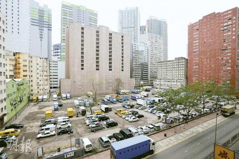 荃灣沙嘴道與荃榮街交界的停車場將興建新居屋,其周邊現時主要是工廠大廈。(何家達攝) (明報製圖) 荃灣沙嘴道與荃榮街交界的停車場將興建新居屋,其周邊現時主要是工廠大廈。(何家達攝) (明報製圖)