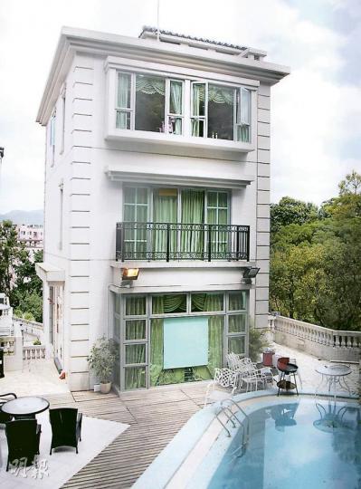 前晚發生盜竊案的皇御山獨立屋(圖)位於近大埔公路,戶主損失約150萬元財物。(林錫禮攝) 前晚發生盜竊案的皇御山獨立屋(圖)位於近大埔公路,戶主損失約150萬元財物。(林錫禮攝)