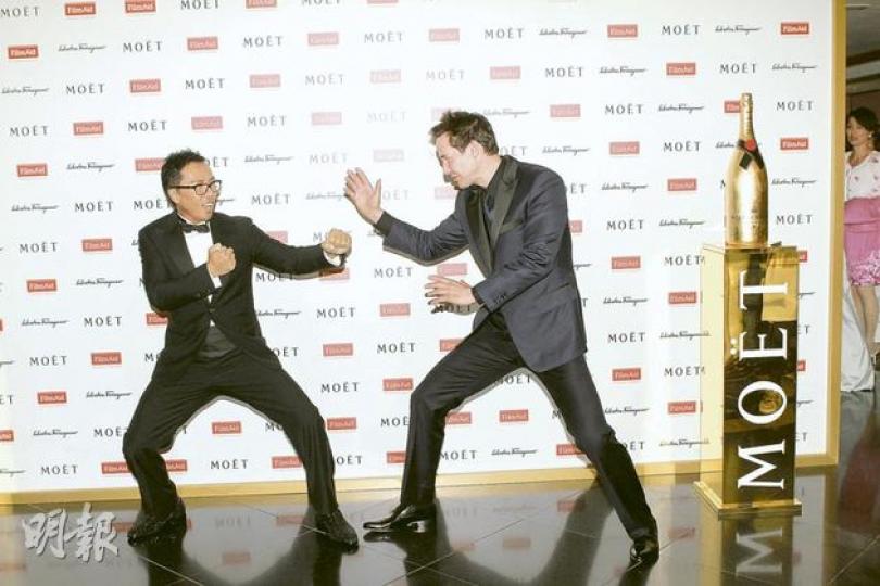 正拍攝《太極俠》的奇洛李維斯與「宇宙最強」甄子丹一見面即擺出「武鬥」甫士。（攝影：鍾偉茵） 甄子丹與奇洛李維斯惺惺相惜，親切握手「講和」。（攝影：鍾偉茵）