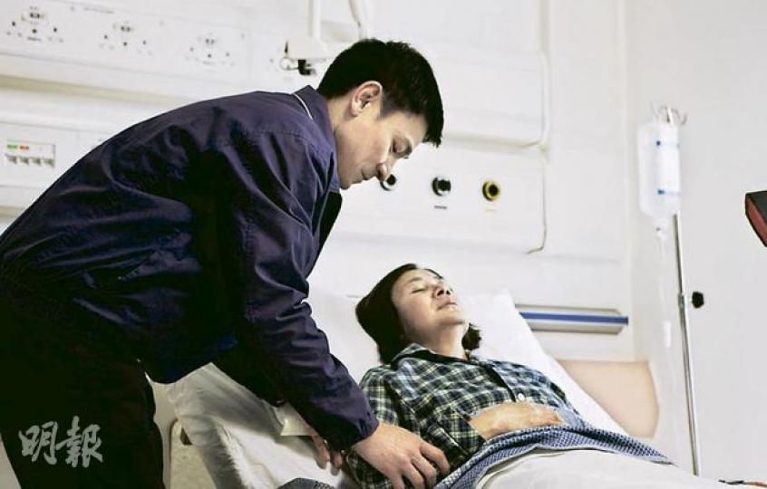 臥病在牀的桃姐（葉德嫻）身體日漸虛弱，Roger（劉德華）依然衣不解帶照顧，這份情已超越血脈之情。（微博圖片）