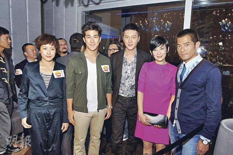 郭富城(右起)、吳君如、馮紹峰、李治廷及林嘉欣難得聚首一堂開派對。(攝影﹕娛樂組) 郭富城(右起)、吳君如、馮紹峰、李治廷及林嘉欣難得聚首一堂開派對。(攝影﹕娛樂組)