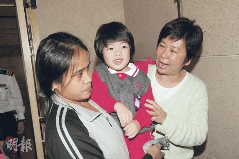 契婆鍾珍（右）代父母接劉昇放學，榮升哥哥的蝦餃仔開心地笑。（攝影：梁迺楠） 蝦餃仔愈大愈可愛，是父母的開心果。（攝影：梁迺楠）（攝影：梁迺楠）