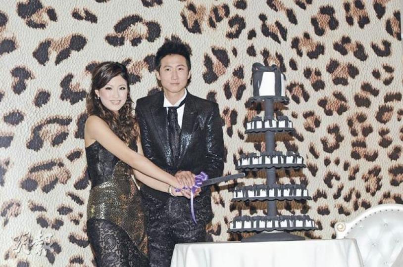 洪天明與老婆周家蔚一齊切婚餅,天明承諾愛她一世。(攝影﹕鍾偉茵) 洪天明肉緊攬實老婆周家蔚甜蜜咀嘴。(攝影﹕鍾偉茵) 周家蔚接受傳媒訪問時突然落淚,洪天明在旁呵番。(攝影﹕鍾偉茵) 洪金寶開心娶新抱,還有子女相伴感欣慰,(後排左至右)洪天祥、周家蔚、洪天明、洪煦榆及洪天照。(攝影﹕鍾偉茵) 洪天明與周家蔚的婚禮派對,姊妹及兄弟團陣容鼎盛,姊妹團性感,兄弟團威武。(攝影﹕鍾偉茵) 高麗虹被指與洪金寶前妻面左左,洪金寶加以否認。(攝影﹕鍾偉茵) 郭富城祝賀一對新人。何時輪到他擺喜酒?(攝影﹕鍾偉茵) 洪天明與老婆周家蔚一齊切婚餅,天明承諾愛她一世。(攝影﹕鍾偉茵) 洪天明肉緊攬實老婆周家蔚甜蜜咀嘴。(攝影﹕鍾偉茵) 周家蔚接受傳媒訪問時突然落淚,洪天明在旁呵番。(攝影﹕鍾偉茵) 洪金寶開心娶新抱,還有子女相伴感欣慰,(後排左至右)洪天祥、周家蔚、洪天明、洪煦榆及洪天照。(攝影﹕鍾偉茵) 洪天明與周家蔚的婚禮派對,姊妹及兄弟團陣容鼎盛,姊妹團性感,兄弟團威武。(攝影﹕鍾偉茵) 高麗虹被指與洪金寶前妻面左左,洪金寶加以否認。(攝影﹕鍾偉茵) 郭富城祝賀一對新人。何時輪到他擺喜酒?(攝影﹕鍾偉茵)
