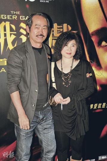 元華與太太拍拖睇首映曬恩愛。(攝影:梁迺楠) 元華與太太拍拖睇首映曬恩愛。(攝影:梁迺楠)