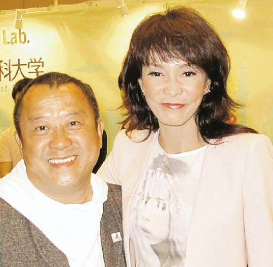 曾志偉(左)剛從北京趕返港,故出席活動遲大到,未知有否被一向守時的鄭裕玲(右)訓示呢?(攝影/記者:柯美) 曾志偉(左)剛從北京趕返港,故出席活動遲大到,未知有否被一向守時的鄭裕玲(右)訓示呢?(攝影/記者:柯美)