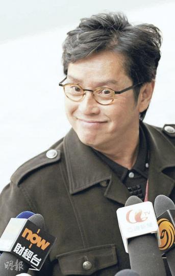 阿倫以選委身分投票,但沒有透露投了給誰。(張景寧攝) 吳思遠投票前一臉無奈,似乎已知演藝界有人轉軚投梁。(張景寧攝) 林建岳是唐英年好友,他昨早前往投票。(張景寧攝) 阿倫以選委身分投票,但沒有透露投了給誰。(張景寧攝) 吳思遠投票前一臉無奈,似乎已知演藝界有人轉軚投梁。(張景寧攝) 林建岳是唐英年好友,他昨早前往投票。(張景寧攝)