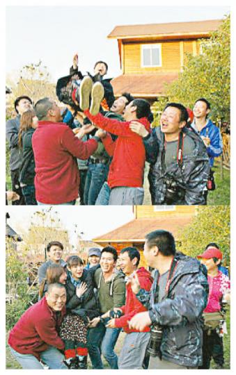 胡杏兒被工作人員抱起拋高,嚇得她呱呱叫。(微博圖片) 胡杏兒被工作人員抱起拋高,嚇得她呱呱叫。(微博圖片)
