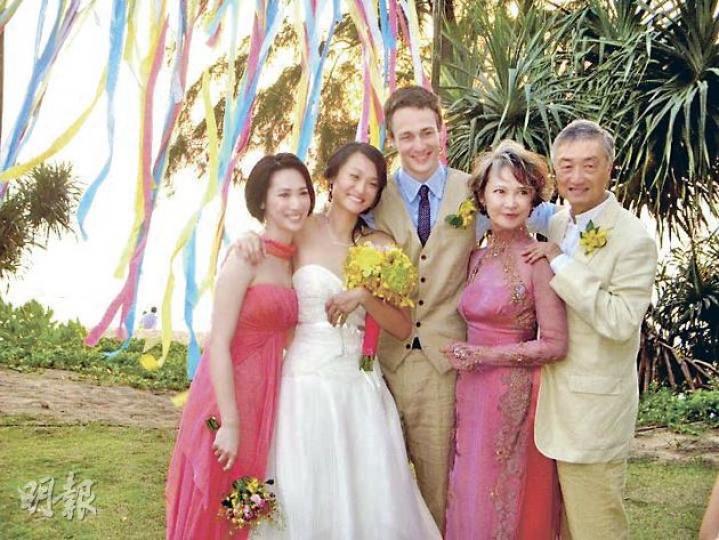 榮升岳父岳母的張正甫(右起)及蕭芳芳,與女婿鄧維廉、大女凱琹及細女雅琹來張全家福,溫馨幸福。(微博圖片) 女婿小鄧奉茶,並用普通話跟岳母芳芳姐說:「媽媽,喝茶!」芳芳姐心情激動,但盡力遏抑情緒收起淚水。(微博圖片) 一對新人於布吉島舉行婚禮,過程簡單但氣氛溫馨。(微博圖片) 婚禮未舉行前,芳芳姐擁抱囡囡凱琹送上祝福。(微博圖片) 榮升岳父岳母的張正甫(右起)及蕭芳芳,與女婿鄧維廉、大女凱琹及細女雅琹來張全家福,溫馨幸福。(微博圖片) 女婿小鄧奉茶,並用普通話跟岳母芳芳姐說:「媽媽,喝茶!」芳芳姐心情激動,但盡力遏抑情緒收起淚水。(微博圖片) 一對新人於布吉島舉行婚禮,過程簡單但氣氛溫馨。(微博圖片) 婚禮未舉行前,芳芳姐擁抱囡囡凱琹送上祝福。(微博圖片)