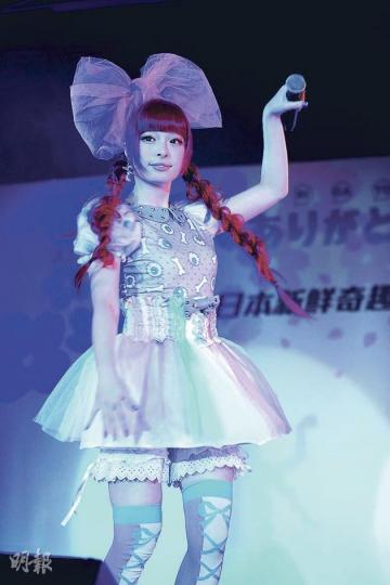 Kyary Pamyu Pamyu戴上招牌大蝴蝶演出。(攝影:黃梓烜) Kyary Pamyu Pamyu戴上招牌大蝴蝶演出。(攝影:黃梓烜)