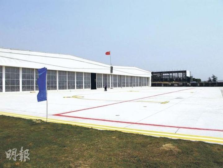 珠海西銳的珠海基地距珠海機場候機樓僅幾步之遙,圖中倉庫為面積達2806平方米的機庫,空地為近3000平方米的飛機停放區。(李萌攝) 珠海西銳的珠海基地距珠海機場候機樓僅幾步之遙,圖中倉庫為面積達2806平方米的機庫,空地為近3000平方米的飛機停放區。(李萌攝)