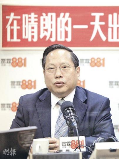 民主黨主席何俊仁昨接受商台《在晴朗的一天出發》訪問時說，期望泛民主派4月底與梁振英舉行一次較嚴肅的工作會議，商討具體問題。（林振東攝） 候任特首梁振英昨接受港台《千禧年代》訪問，說2017年特首普選門檻愈低，參加的人數會愈多，或拉低勝出者得到的票數百分比，要考慮勝者票數不過半的問題。（林振東攝）