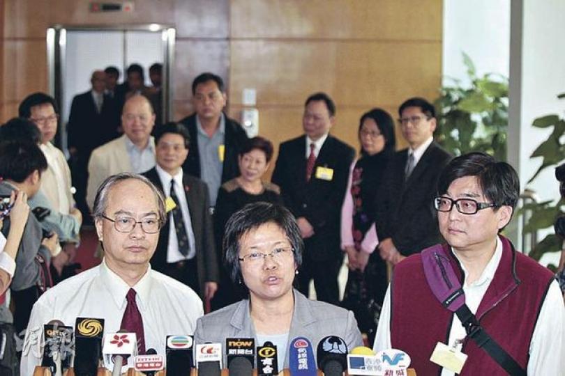 公務員工會聯合會主席劉錦耀(前右一)引述梁振英表示,若能搞好經濟,就能回應公務員和市民訴求。旁為香港政府華員會副會長利葵燕(前排中)。(郭慶輝攝) 公務員工會聯合會主席劉錦耀(前右一)引述梁振英表示,若能搞好經濟,就能回應公務員和市民訴求。旁為香港政府華員會副會長利葵燕(前排中)。(郭慶輝攝)