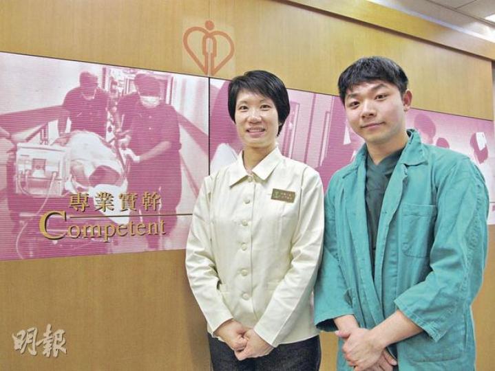 雖然醫管局護士工作量大、壓力高，但伊利沙伯醫院手術室護士林嘉良（右）及瑪嘉烈醫院社康護士陳慧賢仍選擇回流公院，為市民服務。（余卓善攝）