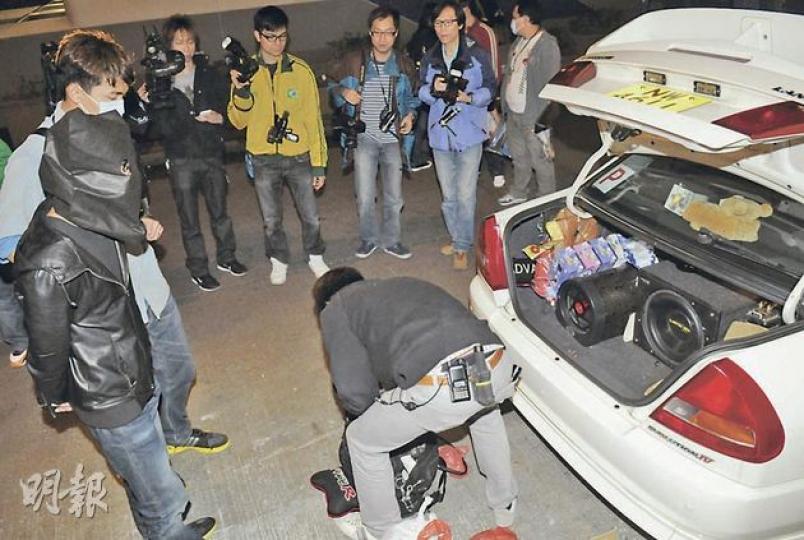 探員將涉參與多項不法勾當的疑犯押到其座駕搜查，再在車上檢獲小量毒品、一批刑毁工具及追數大字報。（蔡方山攝） 探員亦在涉販毒男子單位中搜出吸毒工具（紅框示）。（蔡方山攝）