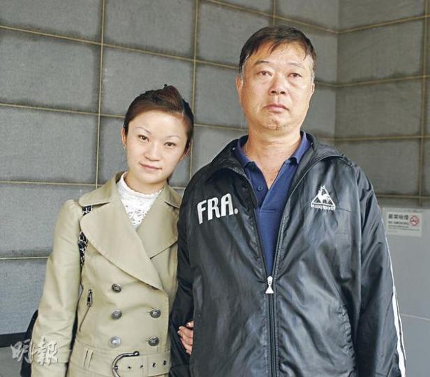 退休懲教署人員蒲滿泰(右)談起自己從未被檢控,卻為此案被折磨多時,不禁眼睛通紅。其女兒BoBo(左)稱即使用罰款20倍的錢來還父親清白也是值得。(阮穎嘉攝) 退休懲教署人員蒲滿泰(右)談起自己從未被檢控,卻為此案被折磨多時,不禁眼睛通紅。其女兒BoBo(左)稱即使用罰款20倍的錢來還父親清白也是值得。(阮穎嘉攝)