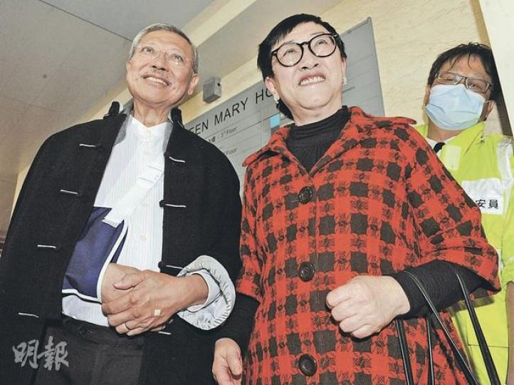 教育局長孫明揚（左）周日（25日）不慎在家跌傷右臂骨裂，在瑪麗醫院留醫兩日後昨午出院，由太太（右二）陪同返寓所休息，於周四（29日）復工。 （劉焌陶攝）