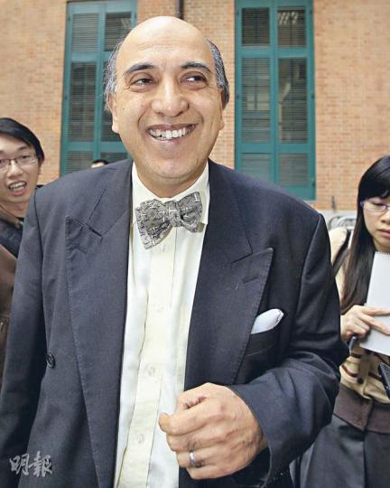 終院法官包致金昨拒絕回應是否不獲續約,笑說先待政府就此事作公告,他才考慮回應記者提問。(林振東攝) (明報製圖) 終院法官包致金昨拒絕回應是否不獲續約,笑說先待政府就此事作公告,他才考慮回應記者提問。(林振東攝) (明報製圖)