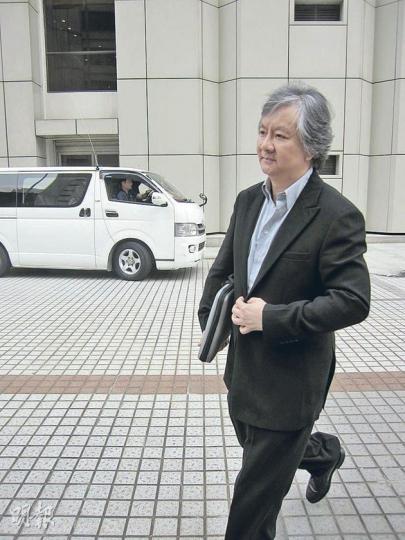 鍾家鴻昨獨自出庭面對被頒破產令的一刻,離開時亦只頻頻說「多謝」。(黃景怡攝) 鍾家鴻昨獨自出庭面對被頒破產令的一刻,離開時亦只頻頻說「多謝」。(黃景怡攝)