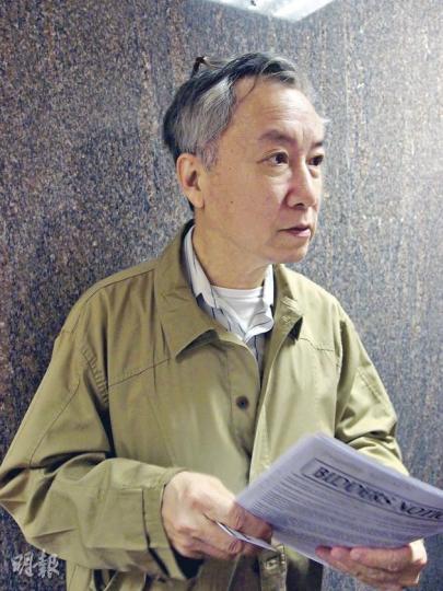 資深投資者、「凶宅大王」伍冠流昨日現身拍賣場,大嘆產業署拍賣的大埔唐樓成交價太高,最終只能空手而回。(歐陽慧恩攝) 資深投資者、「凶宅大王」伍冠流昨日現身拍賣場,大嘆產業署拍賣的大埔唐樓成交價太高,最終只能空手而回。(歐陽慧恩攝)