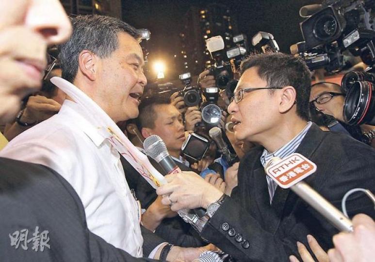 梁振英(左)昨晚到麗港城謝票,即遇社民連成員抗議,其中陶君行(右)更高舉象徵《基本法》第23條的玩具刀架在梁的頸與他對話,要求他當特首後要捍衛香港核心價值,別向中央獻媚。(李澤彤攝) 梁振英(中)昨午由前競選辦人員、區議員及政府G4陪同下,到灣仔柯布連道行人天橋口派傳單,沿途多名市民上前要求合照,又向他表達改善民生的訴求。(李紹昌攝) 梁振英(左)昨晚到麗港城謝票,即遇社民連成員抗議,其中陶君行(右)更高舉象徵《基本法》第23條的玩具刀架在梁的頸與他對話,要求他當特首後要捍衛香港核心價值,別向中央獻媚。(李澤彤攝) 梁振英(中)昨午由前競選辦人員、區議員及政府G4陪同下,到灣仔柯布連道行人天橋口派傳單,沿途多名市民上前要求合照,又向他表達改善民生的訴求。(李紹昌攝)