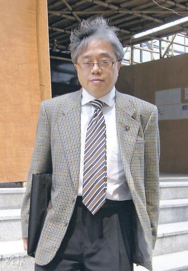 教育局高級發展主任羅澤民揭露獲委任臻美校董後,遭被告架空及發律師信。(林景輝攝) 弘爵國際學校校監邊陳之娟表示,07年9月開學前始收到計劃書,發現被告將原作價5000萬元購入的弘爵校舍變成1元,直言「好唔開心......有乜可能」。(林景輝攝) 教育局高級發展主任羅澤民揭露獲委任臻美校董後,遭被告架空及發律師信。(林景輝攝) 弘爵國際學校校監邊陳之娟表示,07年9月開學前始收到計劃書,發現被告將原作價5000萬元購入的弘爵校舍變成1元,直言「好唔開心......有乜可能」。(林景輝攝)