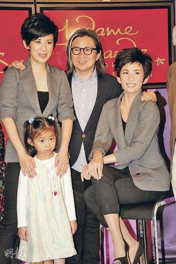 吳君如、陳可辛和女兒陳是知大讚蠟像(右)神似。(攝影﹕梁迺楠) 吳君如、陳可辛和女兒陳是知大讚蠟像(右)神似。(攝影﹕梁迺楠)