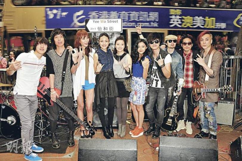 Jeana(左三)昨日跟林欣彤、Mr.、林德信及詩雅等現身銅鑼灣,吸引大批市民圍觀。(攝影:梁迺楠) Jeana(左三)昨日跟林欣彤、Mr.、林德信及詩雅等現身銅鑼灣,吸引大批市民圍觀。(攝影:梁迺楠)
