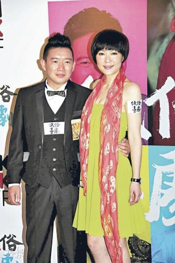被網民惡意攻擊,杜汶澤前晚偕同太太田蕊妮出席首映時仍表現豁達,想不到翌日卻在微博作出「告別宣言」,退出微博行列。(攝影/記者:林祖傑) 被網民惡意攻擊,杜汶澤前晚偕同太太田蕊妮出席首映時仍表現豁達,想不到翌日卻在微博作出「告別宣言」,退出微博行列。(攝影/記者:林祖傑)