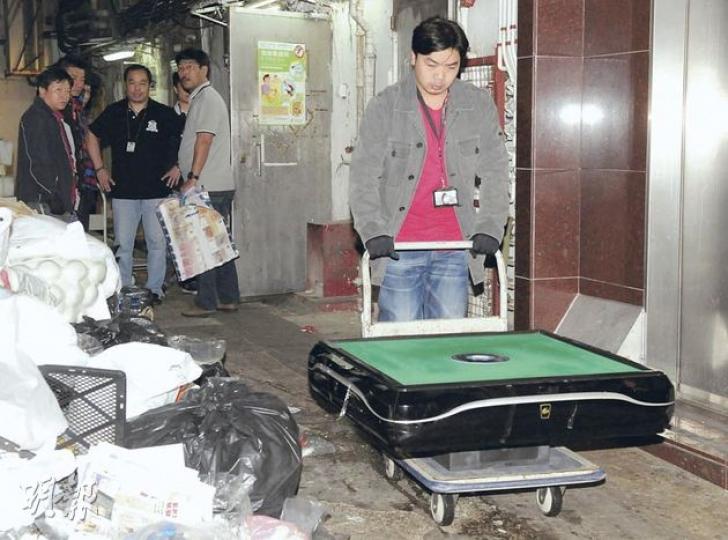 探員在荃灣二陂坊非法麻將檔檢走電動麻將枱。(蔡方山攝) 探員在荃灣二陂坊非法麻將檔檢走電動麻將枱。(蔡方山攝)