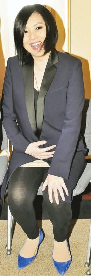 千嬅肚裏的BB未出世已旺媽咪,認真好腳頭。(攝影﹕孫華中) 楊冪、阿樂及千嬅為電影《春嬌與志明》造勢。(攝影﹕孫華中) 千嬅肚裏的BB未出世已旺媽咪,認真好腳頭。(攝影﹕孫華中) 楊冪、阿樂及千嬅為電影《春嬌與志明》造勢。(攝影﹕孫華中)