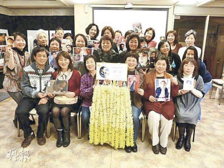 日本的「哥迷」非常有心,每年都在張國榮的忌辰送上千羽鶴給偶像,而今年的主題是「明星」。(攝影﹕娛樂組 ) 毛舜筠至今仍十分懷念好友張國榮。(攝影﹕娛樂組 ) 日本的「哥迷」非常有心,每年都在張國榮的忌辰送上千羽鶴給偶像,而今年的主題是「明星」。(攝影﹕娛樂組 ) 毛舜筠至今仍十分懷念好友張國榮。(攝影﹕娛樂組 )