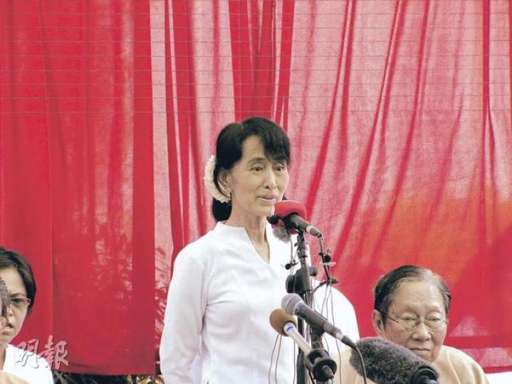 昂山素姬在住所庭園召開記者會,全長約90分鐘,包括10多分鐘演說。(謝德健攝) 昂山素姬抱恙多天後首次露面開記者會,吸引數以百計國內外記者參加。(謝德健攝) 昂山素姬在住所庭園召開記者會,全長約90分鐘,包括10多分鐘演說。(謝德健攝) 昂山素姬抱恙多天後首次露面開記者會,吸引數以百計國內外記者參加。(謝德健攝)