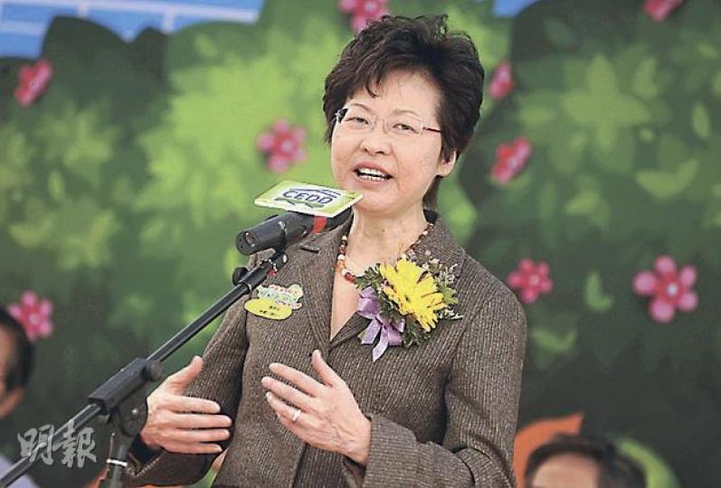 發展局長林鄭月娥昨出席「植樹日」活動時,主動交代新界村屋僭建執法程序。她表明,屋宇署今日起會如期展開巡查和檢控,當局會依法辦事,4層高或以上的違例建築必須清拆。(余俊亮攝) 發展局長林鄭月娥昨出席「植樹日」活動時,主動交代新界村屋僭建執法程序。她表明,屋宇署今日起會如期展開巡查和檢控,當局會依法辦事,4層高或以上的違例建築必須清拆。(余俊亮攝)