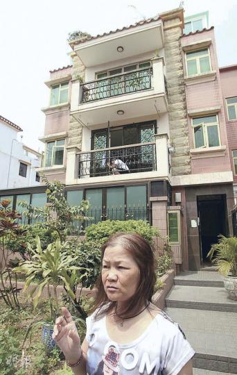 元朗屏山鄉福慶村村民林女士的單位外花園蓋上玻璃屋,她稱用作遮擋陽光,希望不用拆除。她表示並不知道該建築物是否僭建,但若政府要求清拆,她也沒有所謂。(林振東攝) 元朗屏山鄉福慶村村民林女士的單位外花園蓋上玻璃屋,她稱用作遮擋陽光,希望不用拆除。她表示並不知道該建築物是否僭建,但若政府要求清拆,她也沒有所謂。(林振東攝)