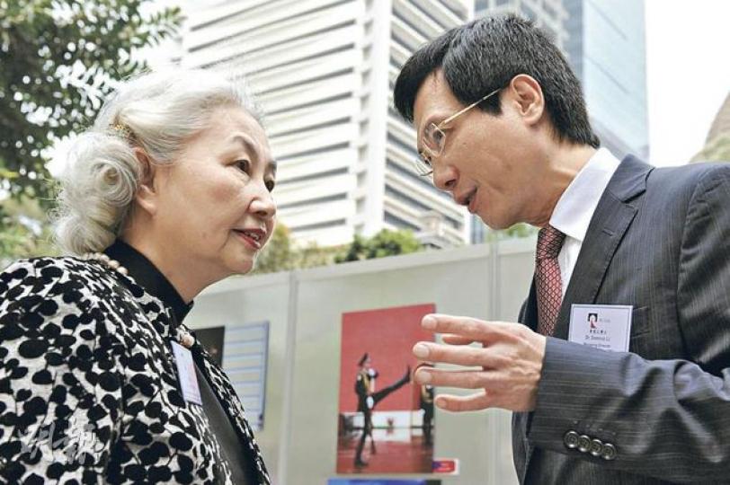 俄鋁話,今次攝影比賽主要希望兩地加深文化交流,有成1100幾幅作品參賽。圖為參加頒獎典禮的俄鋁獨立非執行董事梁愛詩(左)及香港董事總經理李崇丕。(劉焌陶攝) 俄鋁話,今次攝影比賽主要希望兩地加深文化交流,有成1100幾幅作品參賽。圖為參加頒獎典禮的俄鋁獨立非執行董事梁愛詩(左)及香港董事總經理李崇丕。(劉焌陶攝)