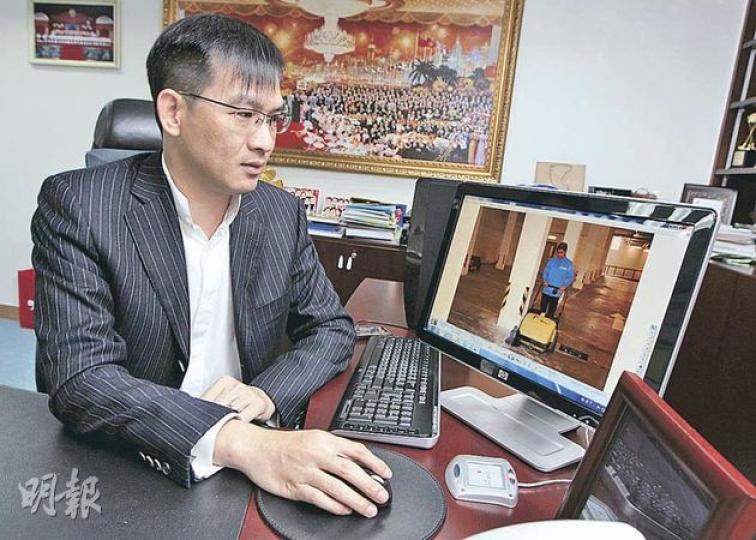 環境衛生業界大聯盟副召集人甄韋喬說,最低工資實施以來,已令業界薪酬成本大增,估計「今年未必有得賺」。(李澤彤攝) 環境衛生業界大聯盟副召集人甄韋喬說,最低工資實施以來,已令業界薪酬成本大增,估計「今年未必有得賺」。(李澤彤攝)