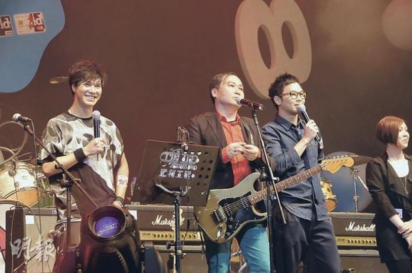 Mr.、RubberBand與劉以達(中)合作演出,令樂迷耳目一新。(攝影:孫華中) Mr.、RubberBand與劉以達(中)合作演出,令樂迷耳目一新。(攝影:孫華中)