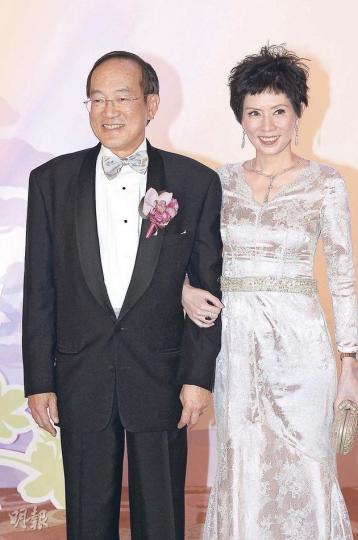 羅慧娟與夫婿劉志敏榮升新翁、新奶奶,兩人拖實亮相,笑容滿臉的娟妹看來消瘦了一些。(攝影:劉永銳)羅慧娟的繼子劉鎮榮(左)與陸上允結婚,一對新人郎才女貌。(攝影:劉永銳)陳法蓉替娟妹高興,盛裝打扮出席飲宴。(攝影:劉永銳)李國寶專程祝賀劉志敏做新老爺。(攝影:劉永銳)向華強與太太陳嵐有影皆雙,應要傳授夫妻相處之道給新人了。(攝影:劉永銳)黃錦燊偕太太趙雅芝為一對新人送上祝福。(攝影:劉永銳)趙雅芝(攝影:劉永銳) 羅慧娟與夫婿劉志敏榮升新翁、新奶奶,兩人拖實亮相,笑容滿臉的娟妹看來消瘦了一些。(攝影:劉永銳)羅慧娟的繼子劉鎮榮(左)與陸上允結婚,一對新人郎才女貌。(攝影:劉永銳)陳法蓉替娟妹高興,盛裝打扮出席飲宴。(攝影:劉永銳)李國寶專程祝賀劉志敏做新老爺。(攝影:劉永銳)向華強與太太陳嵐有影皆雙,應要傳授夫妻相處之道給新人了。(攝影:劉永銳)黃錦燊偕太太趙雅芝為一對新人送上祝福。(攝影:劉永銳)趙雅芝(攝影:劉永銳)