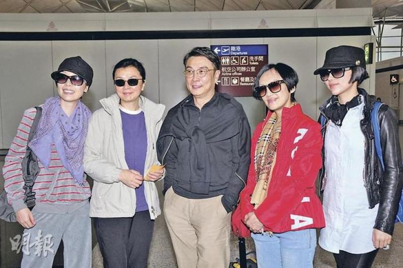 江美儀(左起)、陳玉蓮、劉松仁、韓馬利及馬賽昨日啟程到上海拍攝《名媛望族》外景,松哥更透露會帶幾位「太太」一同吃喝玩樂。(攝影/記者:劉一立) 江美儀(左起)、陳玉蓮、劉松仁、韓馬利及馬賽昨日啟程到上海拍攝《名媛望族》外景,松哥更透露會帶幾位「太太」一同吃喝玩樂。(攝影/記者:劉一立)